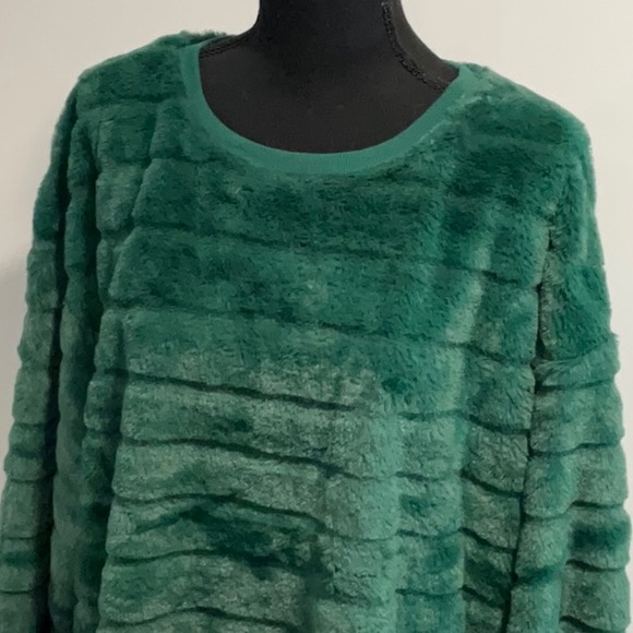 Steve Madden Plush Pullover NWT - Picture 2 of 9